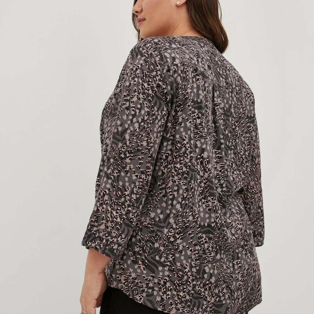 Torrid Animal Grey Harper Rayon Twill Pullover 3/4 Sleeve Blouse in Size 4 / 26 - Picture 10 of 13